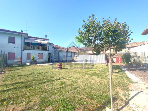Casa autonoma con giardino e garage