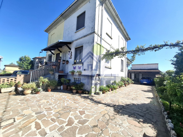 CASA INDIPENDENTE SU TRE LATI CON RUSTICO, ORTO E CORTILE