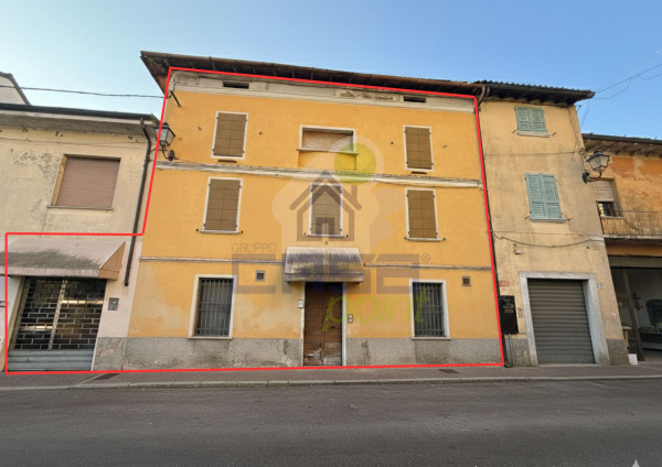 INVESTIMENTO IDEALE NEL CUORE DEL PAESE -AMBULATORIO CON SPAZI TRASFORMABILI