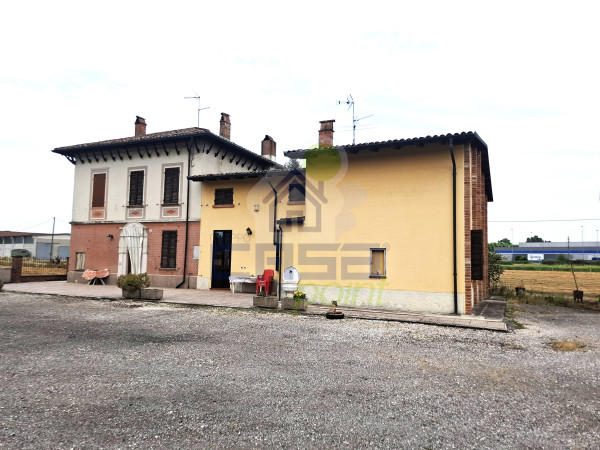 CASA INDIPENDENTE IN APERTA CAMPAGNA CON GRANDE RUSTICO, AREA VERDE PRIVATA E TERRENO AGRICOLO