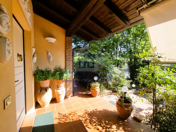 Prestigiosa Villa Singola con Tre Appartamenti Indipendenti