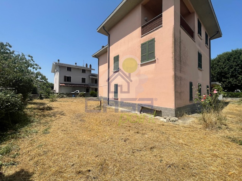 RETRO CASA IN CUI E' INSERITO L'APPARTAMENTO