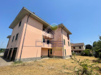 RETRO CASA IN CUI E' INSERITO L'APPARTAMENTO
