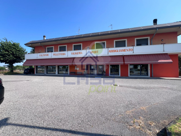 Complesso misto: negozio, 2 appartamenti, laboratorio, deposito , autorimesse e area verde