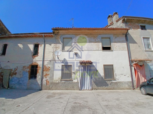 CASA DI CORTE CON AMPIO GIARDINO