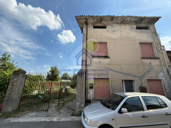 CASA INDIPENDENTE CON GIARDINO DA RISTRUTTURARE