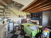 Appartamento indipendente disposto su due livelli, con giardino