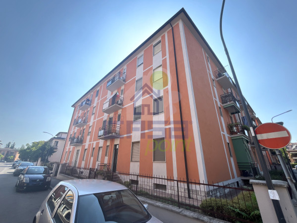AMABILE BILOCALE CON AUTORIMESSA E CANTINA!!!