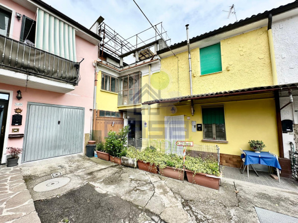 TERRACIELO INDIPENDENTE IN CONTESTO DI CORTILE
