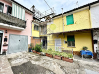 TERRACIELO INDIPENDENTE IN CONTESTO DI CORTILE