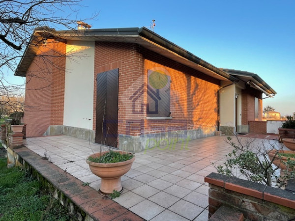 BELLISSIMA VILLA LIBERA SU QUATTRO LATI