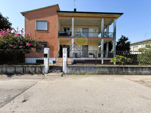APPARTAMENTO TRILOCALE  IN VILLA CON AMPIO GIARDINO