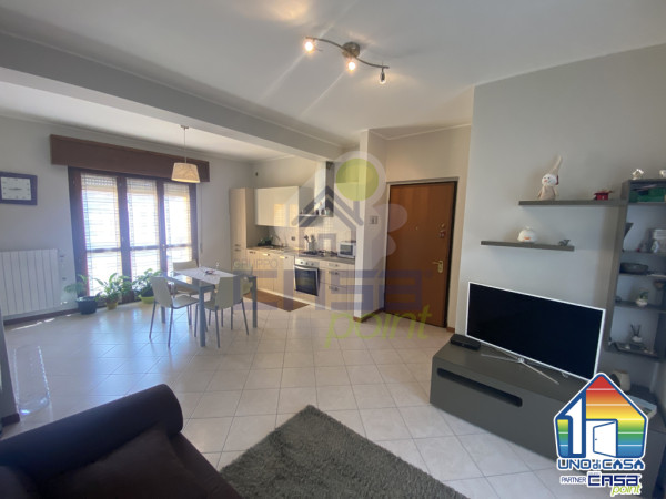 In Palazzina del 2011 con sole tre famiglie: Appartamento Trilocale con Box