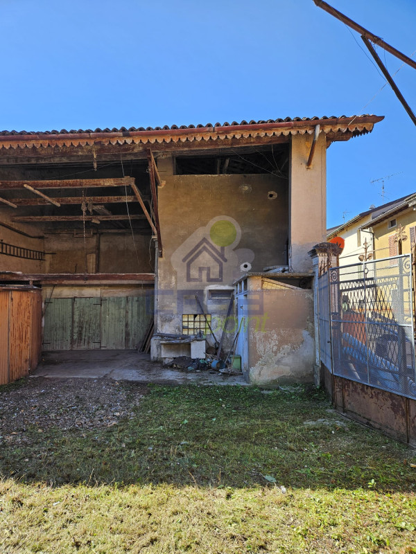 RUSTICO DA RISTRUTTURARE -OCCASIONE PER PROFESSIONISTI DEL SETTORE EDILE-