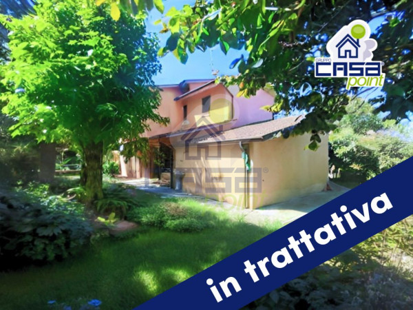 VILLA DI TESTA DAGLI AMPI SPAZI ABITATIVI CON GIARDINO PRIVATO E GRANDE AUTORIMESSA