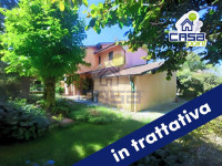 VILLA DI TESTA DAGLI AMPI SPAZI ABITATIVI CON GIARDINO PRIVATO E GRANDE AUTORIMESSA