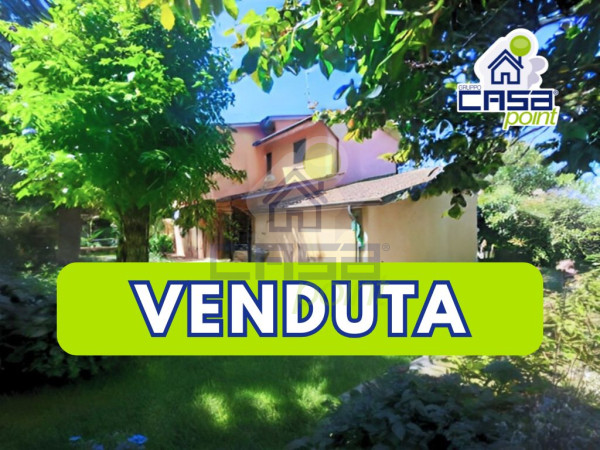 VILLA DI TESTA DAGLI AMPI SPAZI ABITATIVI CON GIARDINO PRIVATO E GRANDE AUTORIMESSA