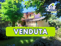 VILLA DI TESTA DAGLI AMPI SPAZI ABITATIVI CON GIARDINO PRIVATO E GRANDE AUTORIMESSA