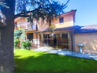 VILLA DI TESTA DAGLI AMPI SPAZI ABITATIVI CON GIARDINO PRIVATO E GRANDE AUTORIMESSA