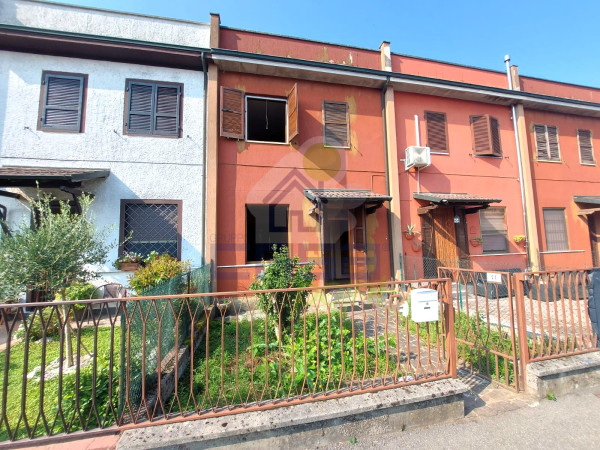 VILLETTA A SCHIERA CON OTTIMO POTENZIALE