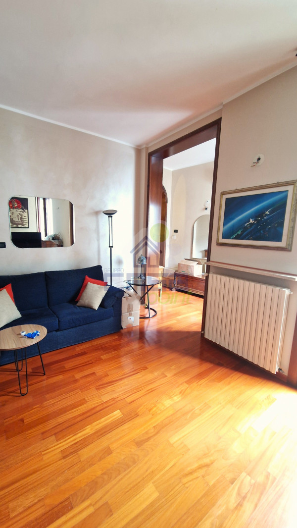 AMPIO BILOCALE CON ZONA STUDIO E BALCONE IN CENTRO!!!