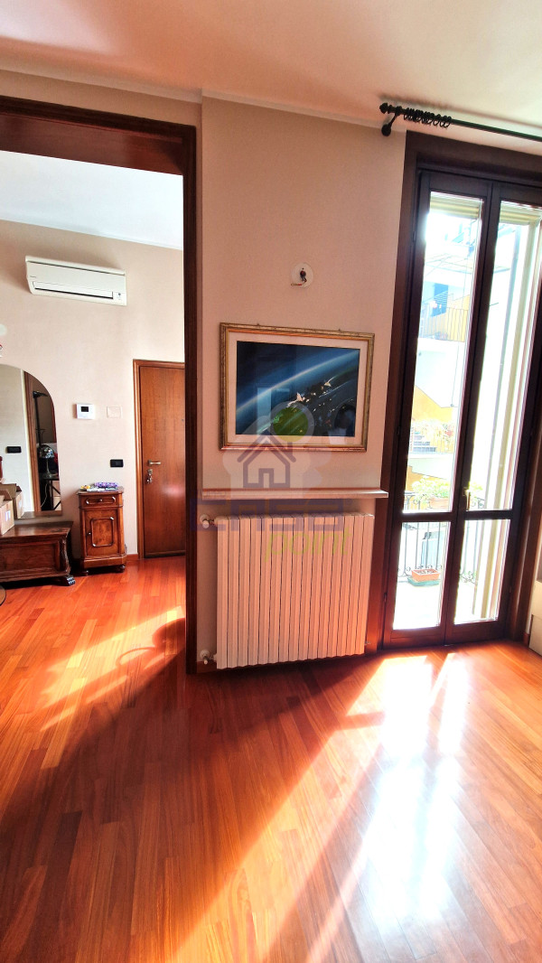 AMPIO BILOCALE CON ZONA STUDIO E BALCONE IN CENTRO!!!