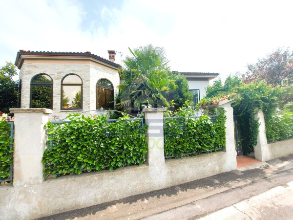 AMPIA VILLA INDIPENDENTE CON GIARDINO PRIVATO