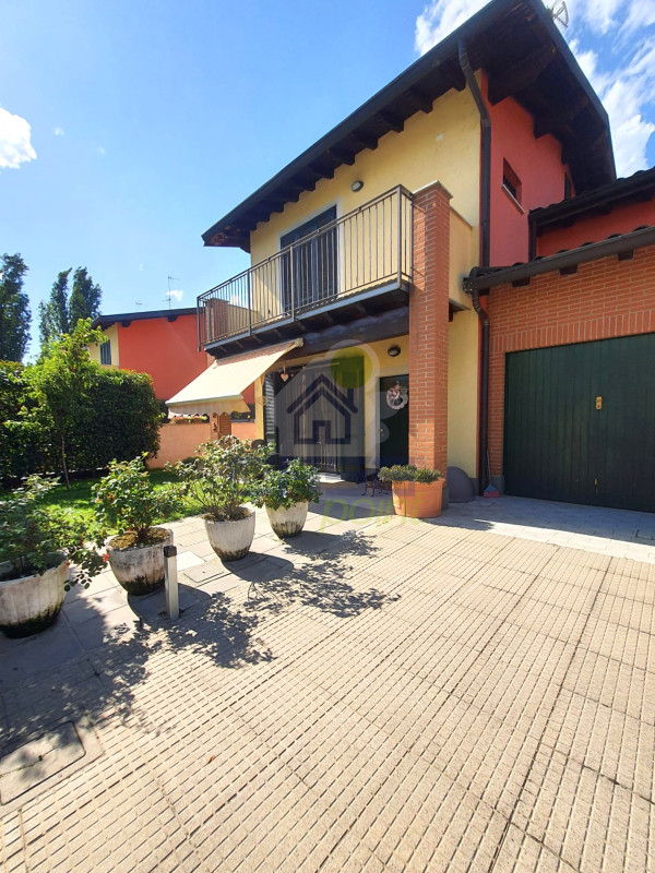 SPLENDIDA VILLA INDIPENDENTE CON GIORDINO, PISCINA E FINITURE DI PREGIO