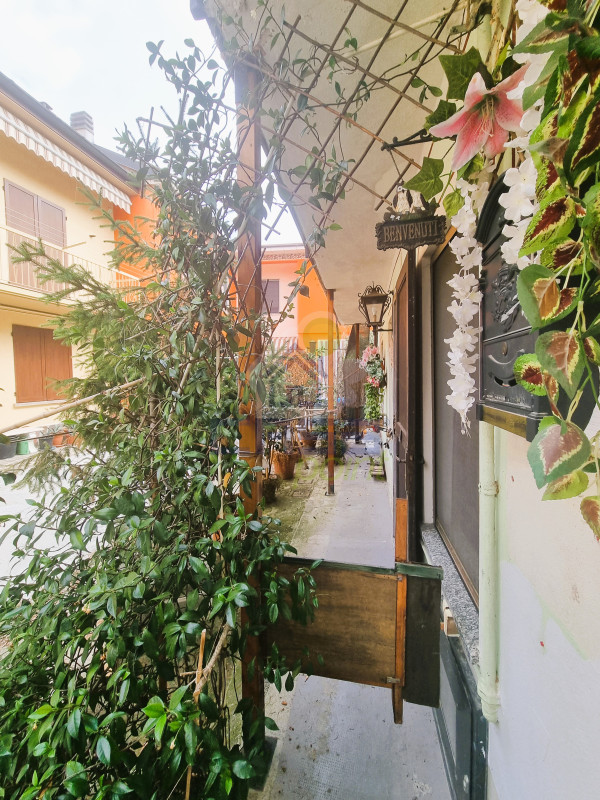 CASA di CORTILE in CENTRO PAESE