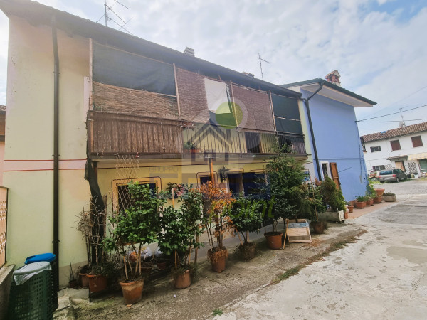 CASA di CORTILE in CENTRO PAESE