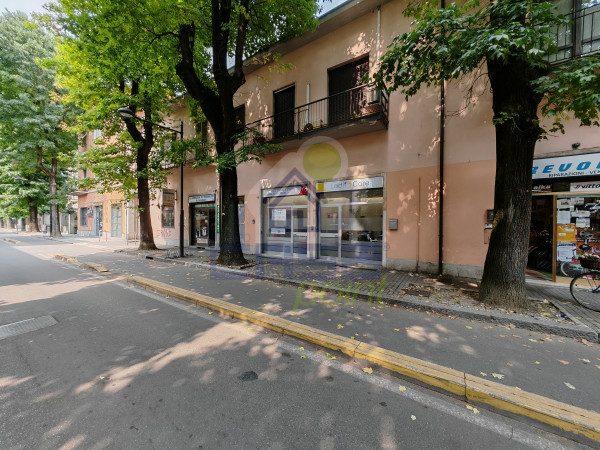 Negozio fronte Strada con 2 Vetrine!