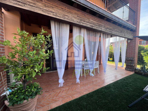 ESCLUSIVO TRILOCALE CON GIARDINO PRIVATO IN CORTE