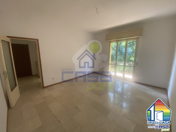 A Crema Appartamento Trilocale con Box e Cantina.