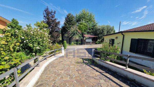 VILLA SINGOLA CON AMPIO GIARDINO, ALLE PORTE DELLA CITTA'!