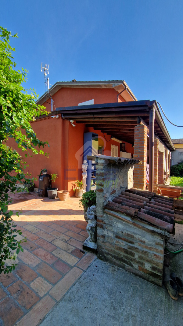 CASA INDIPENDENTE CON PORTICATO E  AMPIO GIARDINO!