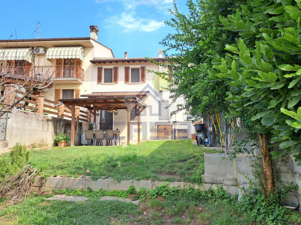 CASA AUTONOMA CON AMPIA AREA VERDE, AUTORIMESSA E LOCALI ACCESSORI