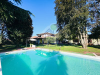 ELEGNATE VILLA INDIPENDENTE CON PISCINA E GIARDINO DI METRATURA IMPORTANTE