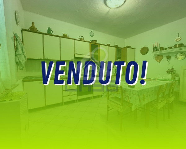 Casa libera su 3 lati con Garage e piccolo Cortile