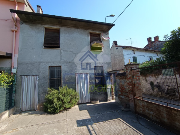 Casa indipendente di ampia metratura con cortile, rustici ed area verde