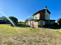 CASA INDIPENDENTE IMMERSA NEL VERDE