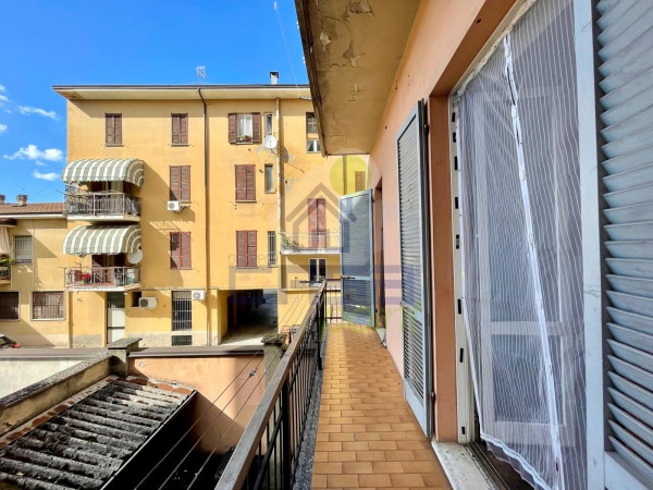 AMPIO APPARTAMENTO IN CENTRO PAESE – PRIMO PIANO CON ASCENSORE