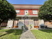 VILLA SINGOLA PRONTA DA ABITARE CON AMPIO GIARDINO PIANTUMATO