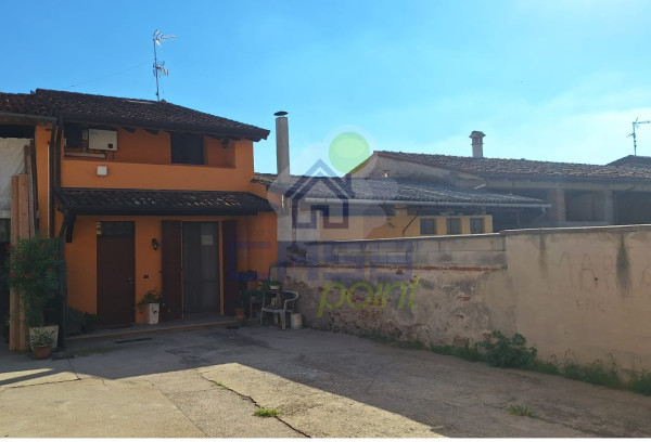 Porzione di casa con area verde e rustico