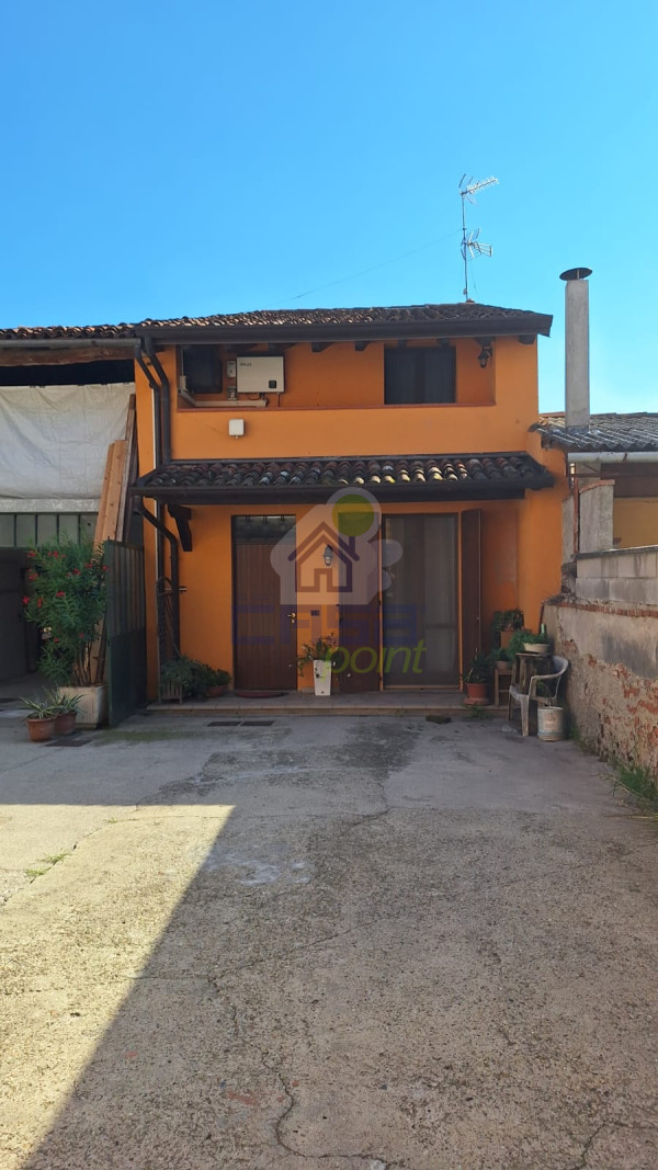 Porzione di casa con area verde e rustico