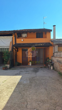 Porzione di casa con area verde e rustico