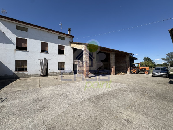 CASCINA INDIPENDENTE RISTRUTTURATA CON AREA ESTERNA E LOCALI ACCESSORI