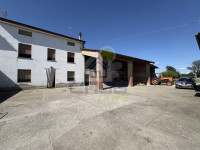CASCINA INDIPENDENTE RISTRUTTURATA CON AREA ESTERNA E LOCALI ACCESSORI