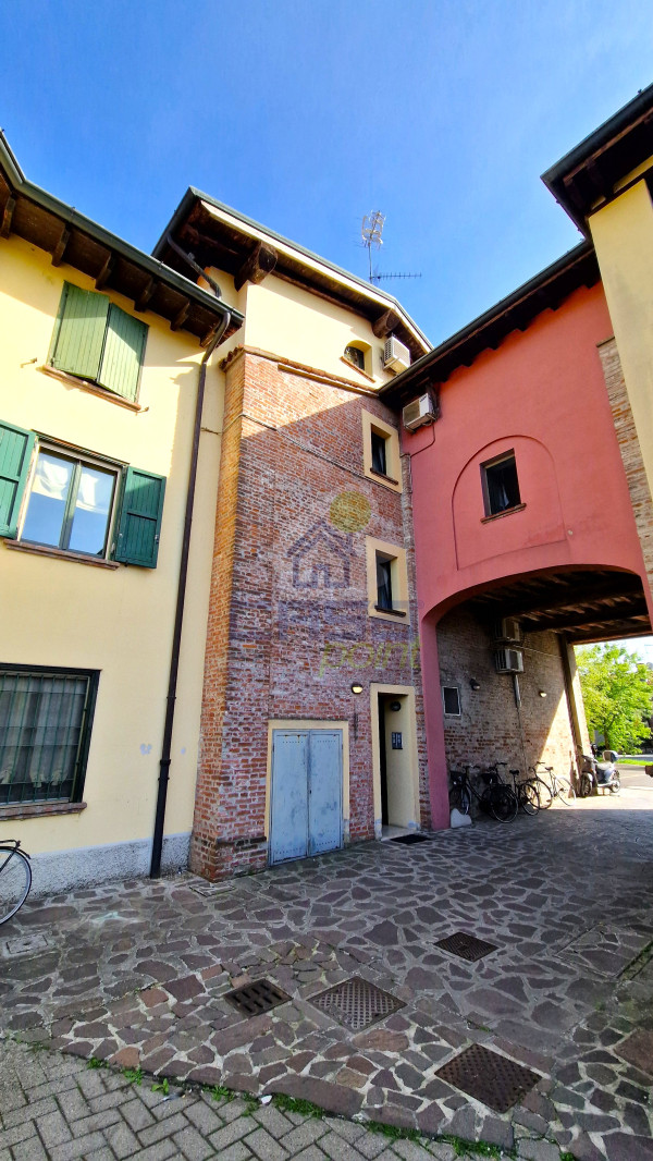 BILOCALE ALL'ULTIMO PIANO IN CORTE SIGNORILE!