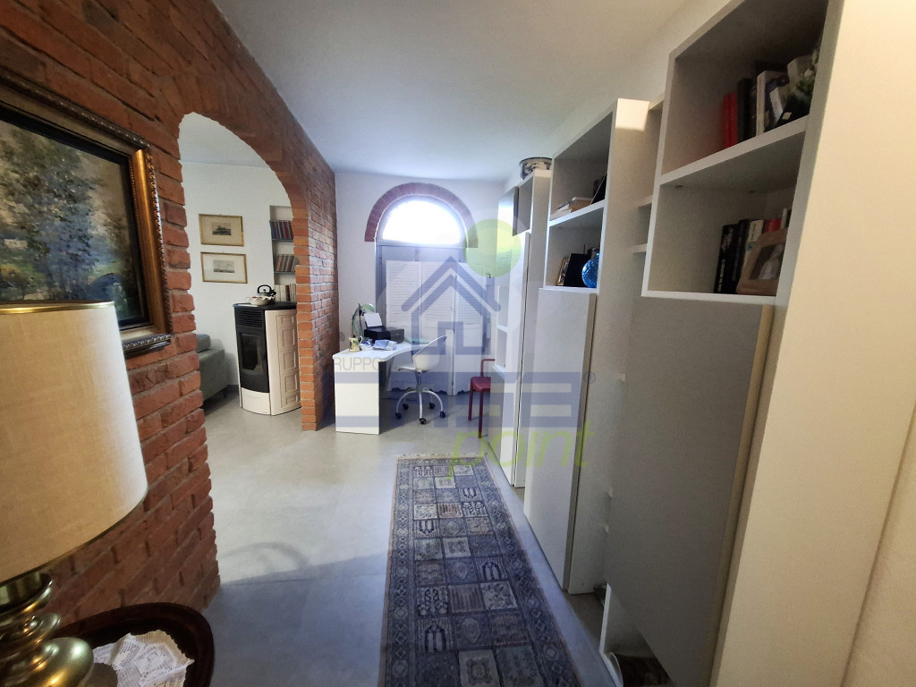 PARTE DI SOGGIORNO CHE SI PUO' ADIBIRE A PICCOLA ZONA STUDIO