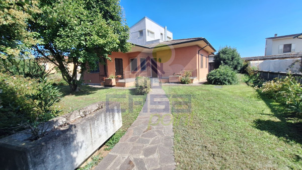 Villa singola con due unità abitative